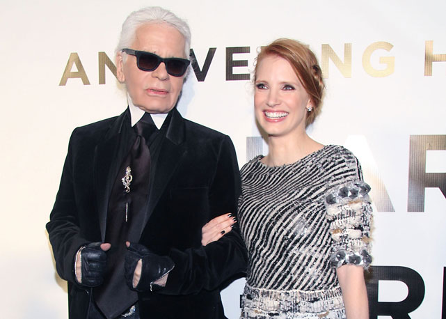 Karl Lagerfeld com Jessica Chaisten, que usou um alta costura da Chanel - Foto:Getty Images