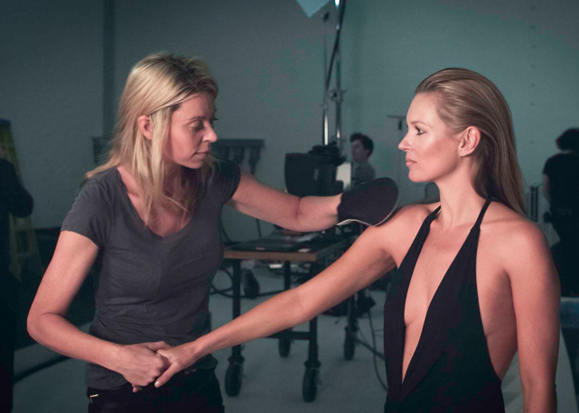 Kate Moss tem seu bronzeado retocado para o shooting da campanha da St Tropez - Foto: Getty Images