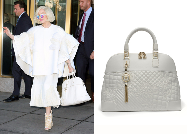 Lady Gaga em NY e sua Versace Vanitas Athena branca de python R$12.900 - Fotos: Divulgação