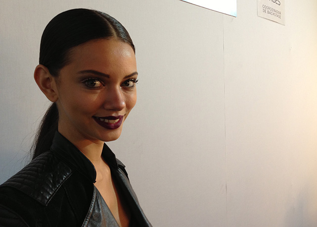 Marina Nery no backstage de Patricia Viera... - Foto: Matheus Evangelista/SiteRG