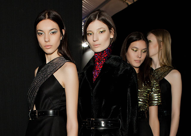 A mulher de Reinaldo Lourenço adora preto para o inverno! - Foto: Paulo Reis/Harper's Bazaar