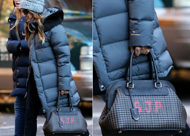 Sara Jessica Parker circula pelas ruas de NY com sua nova Adele 1328, da Fendi, personalizada com suas iniciais - Fotos: Reprodução