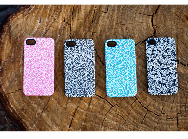 Os cases assinados por Keith Haring também desembarcam por aqui - Foto: Reprodução