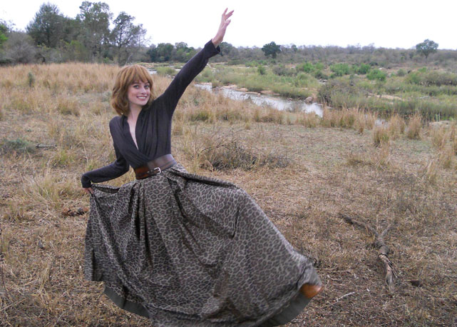 Thairine Garcia fotogra fando no Kruger Park, África do Sul - Foto: reprodução/Harper's Bazaar