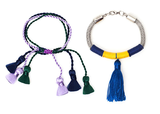A esquerda, trio de pulseiras (R$84) e a direita pulseira azul e amarela (R$116) - Fotos: divulgação