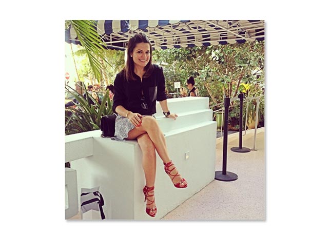 Para seu look no almoço da Issa, no dia 5 de dezembro: Preto + branco + vermelho. Look @iodice e sandália @alexandrebirman - Foto: reprodução/Instagram