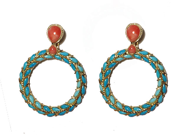O brinco argola Atlantis, em ouro amarelo 18k, diamante, coral peau d'ânge e turquesa - Foto:divulgação