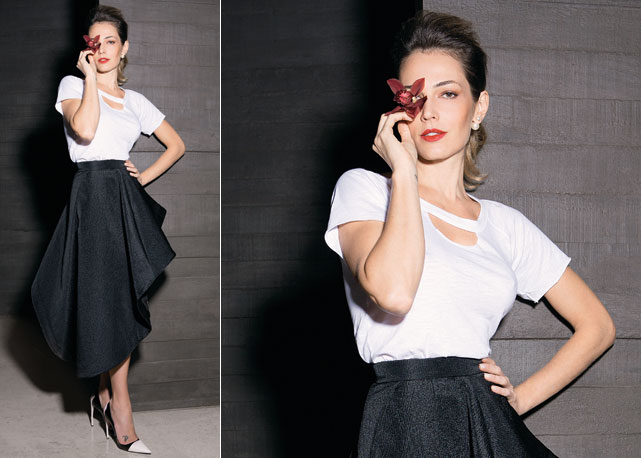 Camila Espinosa veste saia, escarpins e brincos Dior; e t-shirt, R$ 225, Andrea Bogosian - Foto: André Brandão/ Harper's Bazaar