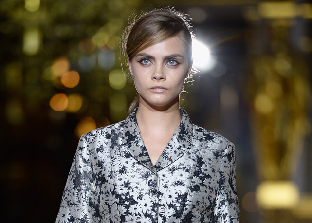Cara Delevigne na passarela de Londres - Foto: Getty Images