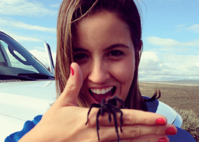 Andrea Viera com uma aranha caranguejeira no deserto de Santa Fé - Foto: reprodução/Harper's Bazaar