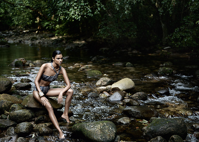 Biquíni estampado, R$ 621, Clube Bossa na Sub. Pulseira Rbiz - Foto: divulgação/Harper's Bazaar
