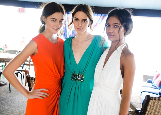 Três modelos mostram looks Issa durante o encontro em Miami - Foto: divulgação