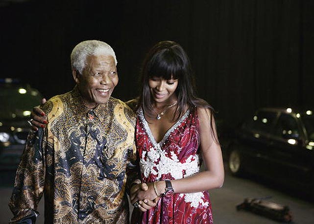 Naomi Campbell com Nelson Mandela, em novembro de 2007 - Foto: Getty Images