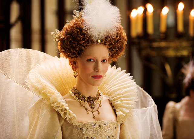 A atriz CateBlanchett, como a rainha inglesa, no filme Elizabeth (1998) - Foto: reprodução/ Harper's Bazaar