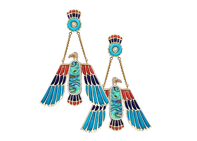 O brinco águia, com ouro amarelo 18k, diamante, abalone, coral, lapis lazuli e turquesa, é uma das criações preferidas de Rodrigo, "Quando estava no Oriente Médio, perfebi que é um pássaro bem sagrado na região" explica o designer - Foto: divulgação