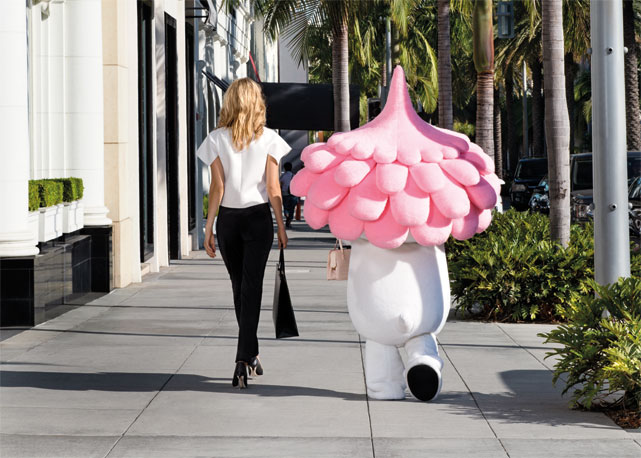 Compras em Rodeo Drive; blusa, calça e sapatos Dior; bolsa (à esq.) Stella McCartney e bolsa (à dir.) Nancy Gonzalez - Foto: Jason Schmidt/Harper's Bazaar