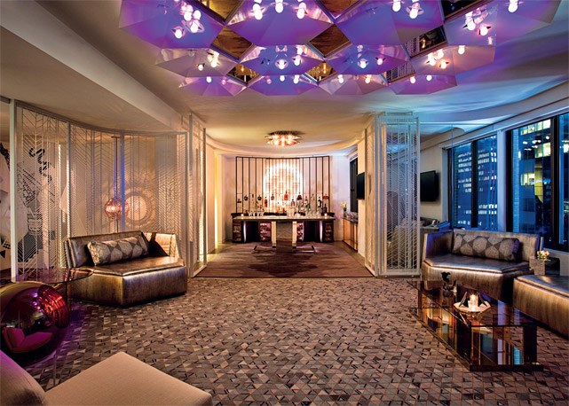 Living da suíte-balada WOW, do W Times Square, em NY - Foto: reprodução/Harper`s Bazaar
