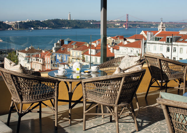 Rooftop do Bairro Alto Hotel é imperdível para admirar a vista para Lisboa antiga e o Rio Tejo - Foto: reprodução/ Harper's Bazaar
