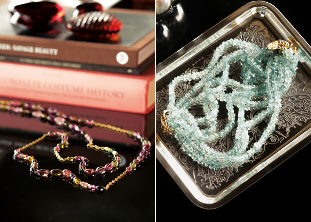 Na mesa de centro negra, colares da label Verdura, a preferida de Coco Chanel e de Fernanda - Foto: reprodução/Harper's Bazaar