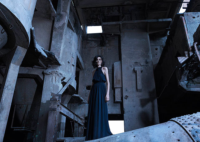 A modelo Thana Kuhnen  na fabrica abandonada para o inverno 2014 da Alcaçuz  - Foto: Debby Gram 