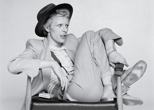 Nesta e na foto acima, em ensaio fotográfico de Terry O’Neill para a arte do álbum Diamond Dogs (1974) - Foto: reprodução/Harper's Bazaar