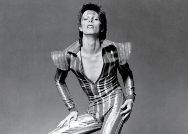 No “disfarce” de Ziggy Stardust, em 1972 - Foto: reprodução/Harper's Bazaar