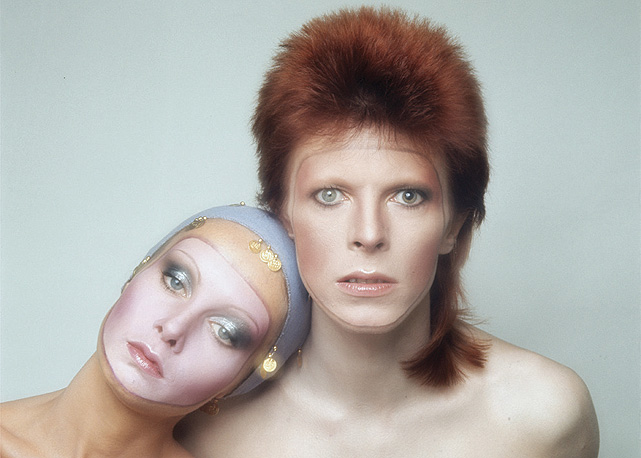 Com a modelo Twiggy na capa de Pin Ups (1973) - Foto: reprodução/Harper's Bazaar