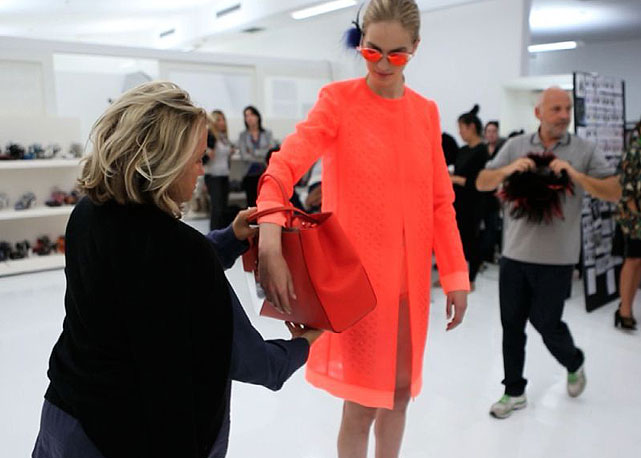 Silvia prepara a modelos minutos antes de o show começar - Foto: divulgação