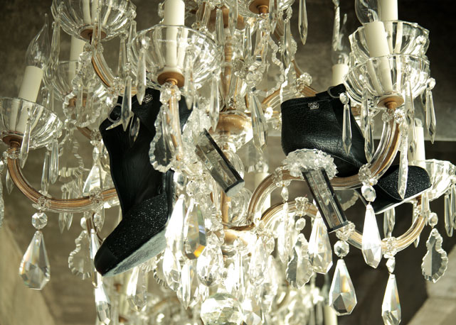 O lustre de cristal foi presente da avó paterna - Foto: reprodução/Harper's Bazaar