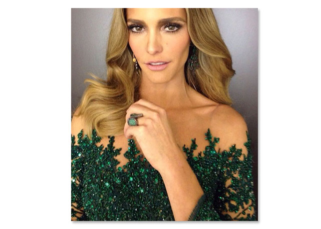 Detalhe do vestido Samuel Cirnansck e das joias Carla Amorim. Rodrigo Grunfelddo, stylist da apresentadora, foi o responsável pelo clique (e pela escolha da roupa!) - Foto: reproducão/Instagram