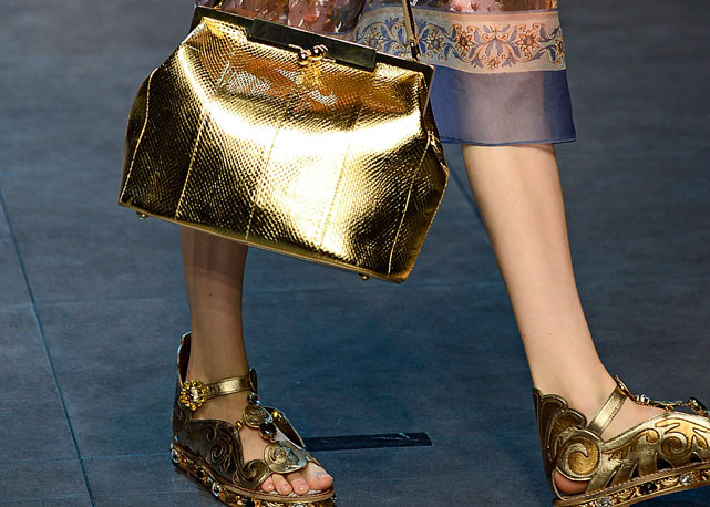 Zoom na sandália flat do desfile de verão 2014 da Dolce & Gabbana - Foto: Getty Images