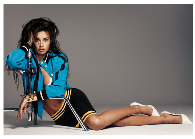 Adriana veste jaqueta Emanuel Ungaro, biquíni Victoria's Secret, saia Prada e bracelete Monica Sordo - Foto: reprodução/Harper's Bazaar
