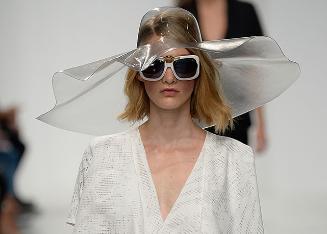 Look de verão 2014 de Chalayan - Foto: Getty Images