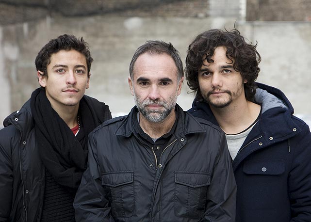 O diretor Karim Aïnouz entre os atores Jesuita Barbosa e Wagner Moura - Foto: divulgação