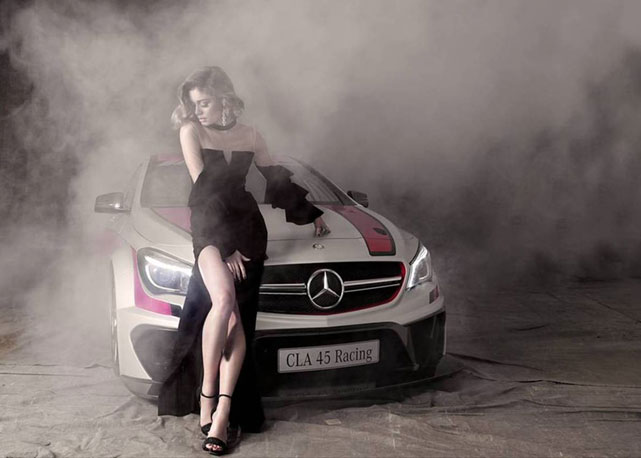 Sophie Charlotte representa a Alemanha e posa em frente ao modelo CLA 45 AMG Racing Series - Foto: divulgação
