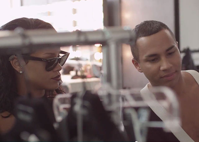 Rihanna e Oliver Rousting escolhendo os looks para a campanha - Foto: reprodução