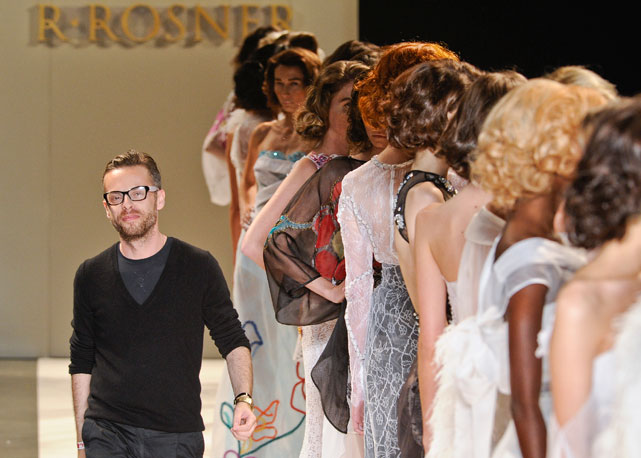 O estilista no fim de um desfile no SPFW - Foto: Agencia Fotosite