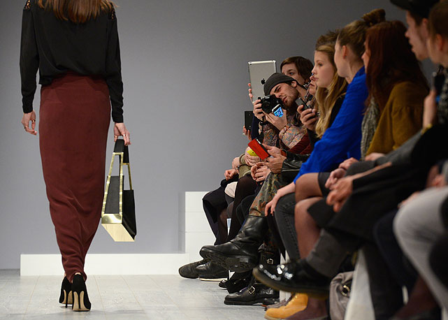 Primeira fila concorrida no desfile de Isabell de Hillerin, na semana de moda de Berlim - Foto: Getty Images