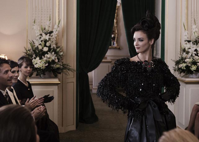 A atriz Charlotte Le Bon modela um dos vestidos de YSL - Foto: reprodução