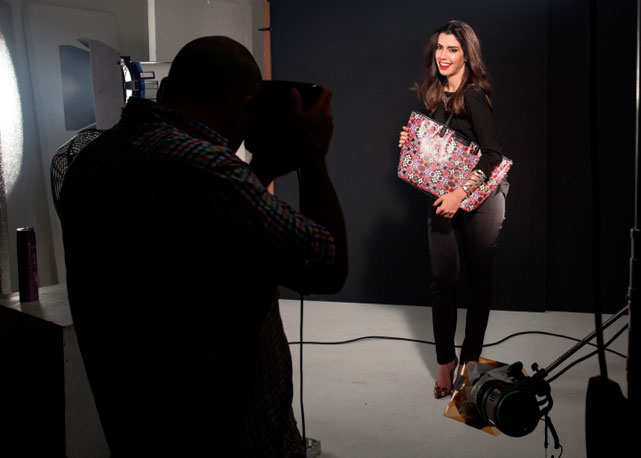 Camila Coutinho posa para campanha da nova coleção-cápsula que assina para a Dumond - Foto: Divulgação