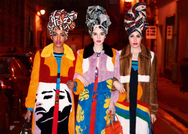 A nova ousadia: desenhos de arregalar os olhos nas peles de verão. Alewya usa look total Prada e turbante African Fabrics; Kate usa look total Prada, também com turbante African Fabrics; Sabrina de total Prada, turbante Yara Fabricos e bolsa Miu Mil - Foto: reprodução/Harper's Bazaar