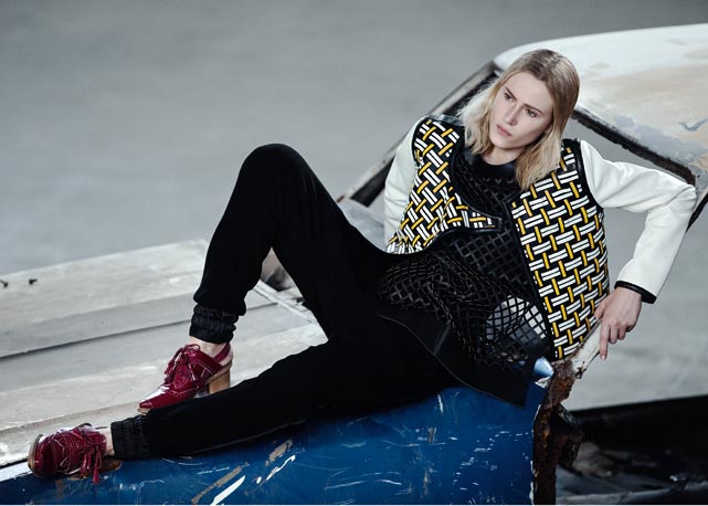 No editorial Em Alto Volume, Alicia Kuczman foi fotografada por Nicole Heiniger (s.D. MGMT), com edição de moda de Flavia Lafer. Na foto, ela veste Jaqueta de couro, R$ 8.900, Fendi; body de algodão, R$ 497, e top de couro vazado, R$ 1.479, ambos Osklen; calça de lã, R$ 490, Colcci. Sapatos de couro, R$ 942, Herchcovitch;Alexandre - Foto: reprodução/Harper's Bazaar