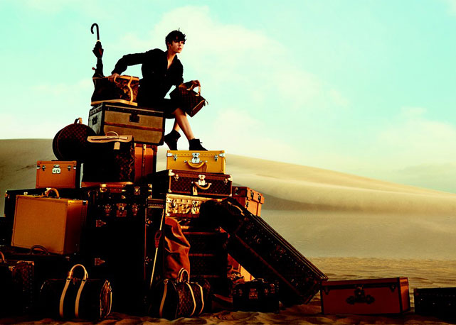 Edie Campbell também posou para o fotógrafo Peter Lindbergh para promover a nova linha de viagem da maison - Foto: Reprodução