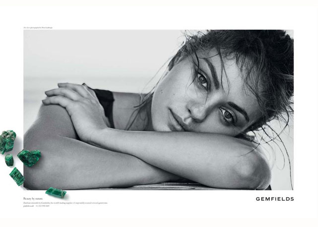 Mila Kunis, sem maquiagem, para a campanha da Gemfields. O clique é do fotógrafo Peter Lindbergh - Foto: Reprodução