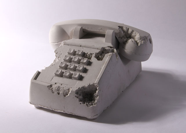 A obra Rose Quartz Eroded Table Phone de Daniel Arsham - Foto:divulgação