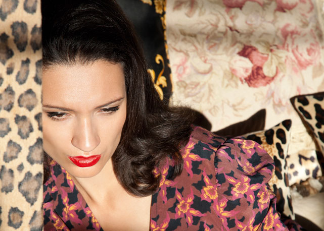 Vestidos de seda, casacos de pele e animal prints são o carro-chefe da neobrand Delilah by Niniva Khomo - Foto: Reprodução/Harper's Bazaar