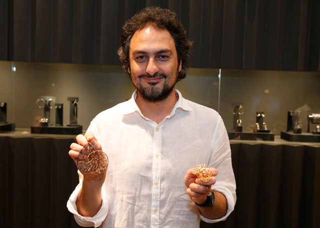 O designer Jack Vartanian com algumas de suas novas criações - Foto: divulgação