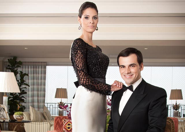 Renata Queiroz de Moraes e Sandro Barros recebem seus convidados para o lançamento de inverno 2014 do estilista - Foto: divulgação
