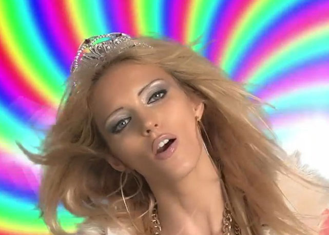 Trecho do clipe "Chleb" de Anja Rubik com mister D - Foto: Reprodução