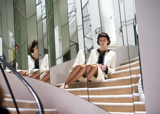 Audrey Tatou em "Coco Antes de Chanel" que retrata a icônica cena da estilista assistindo a um de seus desfiles em cima da escada espelhada de sua loja - Foto: Reprodução